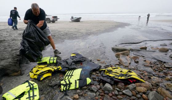 Naufragan dos botes frente a las costas de California: Ocho muertos