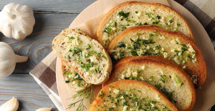 Pan de ajo con parmesano: cómo prepararlo en solo tres pasos