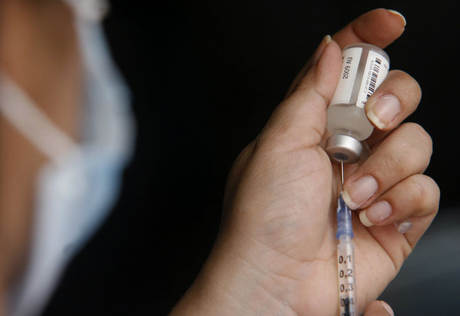 Bebé muere y hospitalizan a otros cuatro tras recibir vacuna