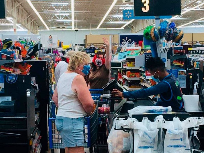 EE.UU.: Corren de supermercado a pareja con cubrebocas con motivos nazis