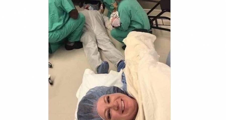 Mujer que dio a luz toma selfi con su marido desmayado y rodeado por médicos