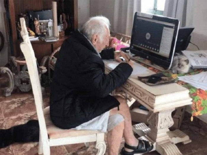 ¡Admirable! Hombre de 92 años estudia en línea para ser arquitecto