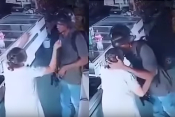 VIDEO: Ladrón calma y besa en la frente a una anciana durante robo