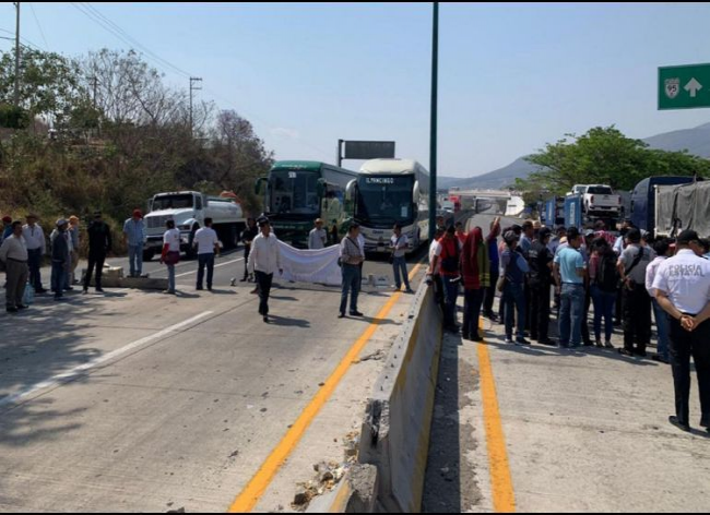Bloquean autopista del Sol y retienen a alcalde en Guerrero