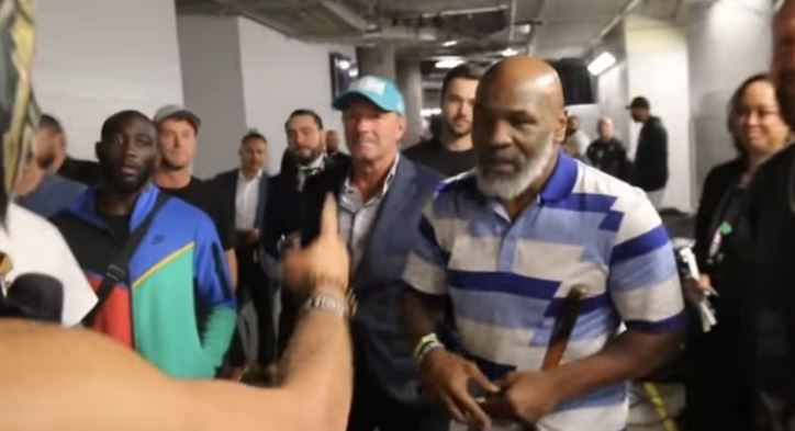 Mike Tyson se emociona al conocer a Escorpión Dorado