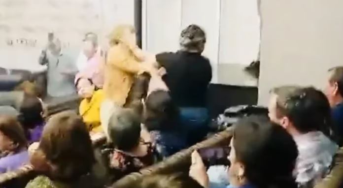 (VIDEO) Reporteras se enfrentan a golpes en el Congreso de Sonora