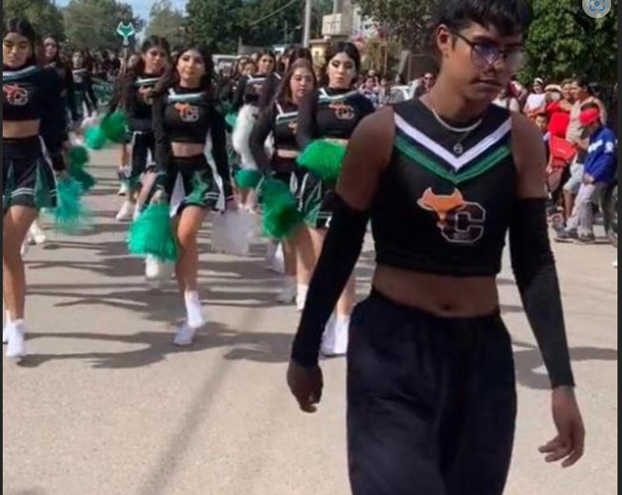 Joven porrista se roba el show en pleno desfile