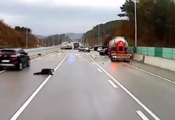 (VÍDEO) Hombre se salva de ser atropellado varias veces