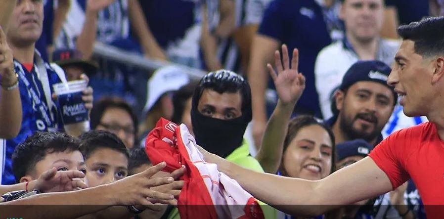 (VÍDEO) Exhiben a fan que “jaloneó” a niño para ganar el jersey de Andrada