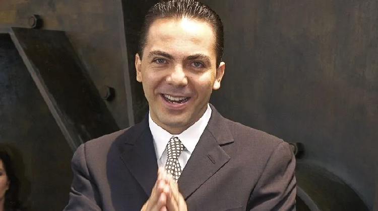 Cristian Castro es acusado de engañar a su novia con otra mujer