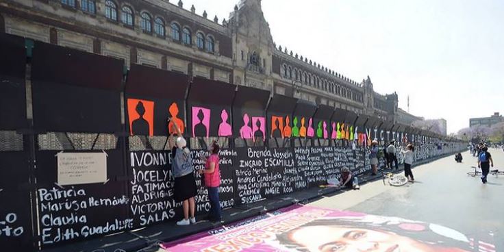 Usan barda frente a Palacio Nacional para recordar a las víctimas de feminicidio