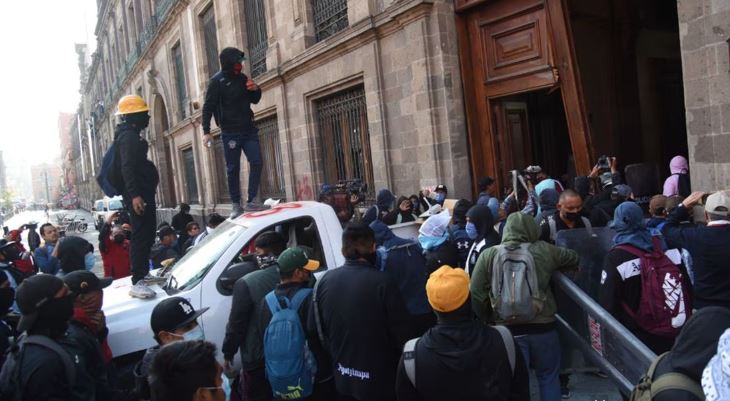 (VÍDEO) Les cerraron las puertas: Normalistas de Ayotzinapa irrumpen en Palacio Nacional