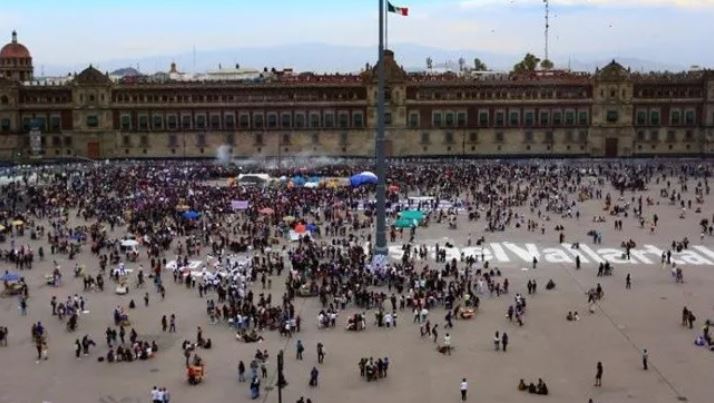 Desafía AMLO variante Omicron tras preparar 3er. Informe en el Zócalo, críticos