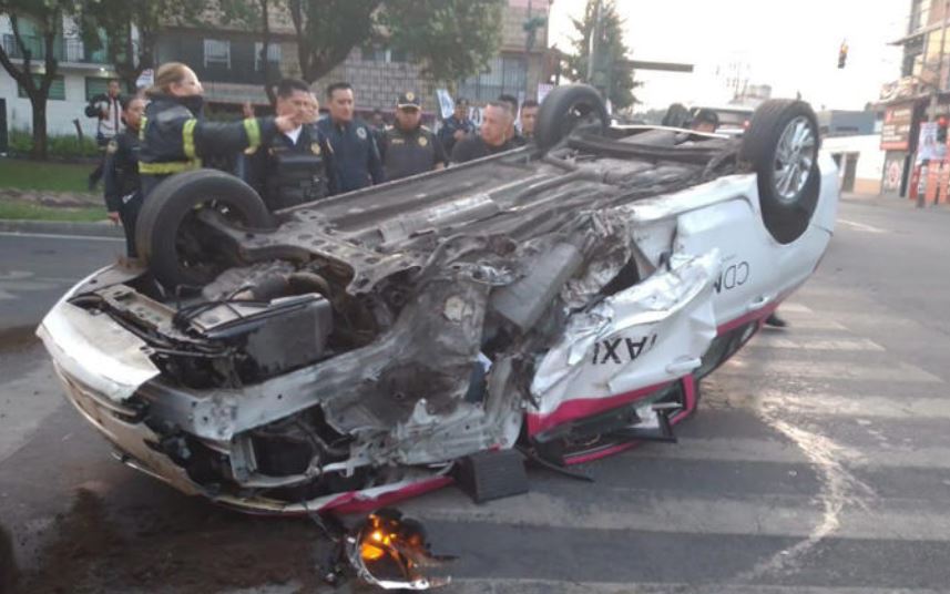 Taxista ebrio vuelca su unidad en Iztacalco