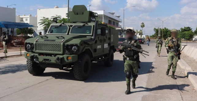 Ejército recorre calles de Culiacán en vehículos blindados; la violencia no para