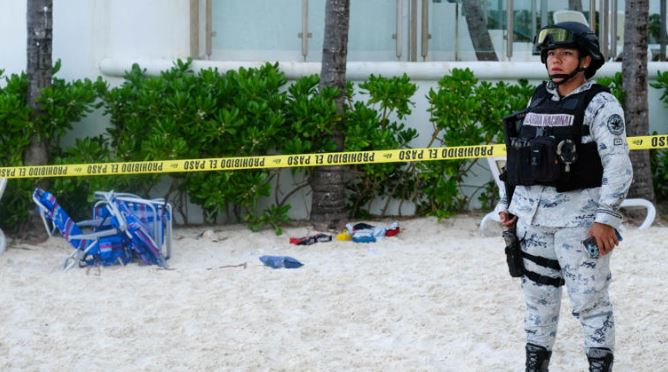 Niño de 12 años muere por bala perdida en playa de Cancún