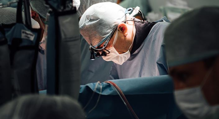 Médicos rusos realizan por primera vez una cirugía en la válvula aórtica