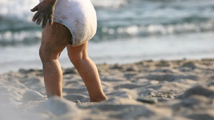 Argentinos entierran a su hija en la playa para tener intimidad