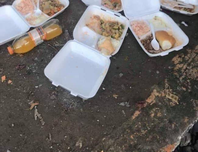 Migrantes otra vez le hacen el feo a comida que les ofrecen en Matamoros