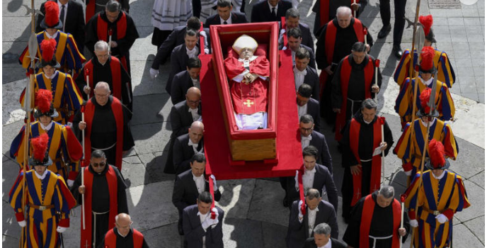 ¿Qué significan las monedas en el ataúd del Papa Francisco y por qué las colocan ahí?