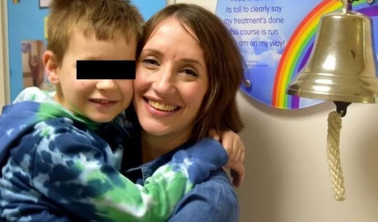 Madre y su pequeño hijo de 8 años, vencen juntos el cáncer