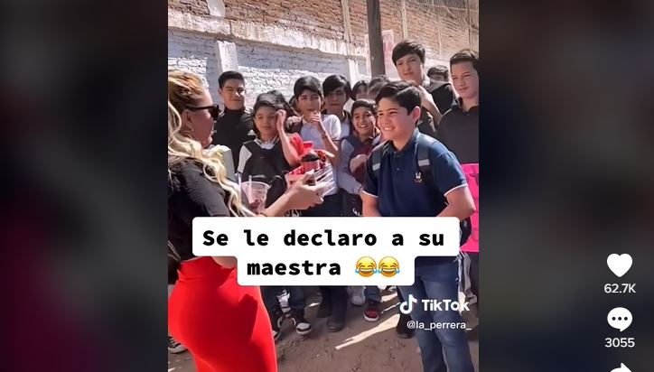 (VÍDEO) Alumno declara su amor a maestra y ella responde: "Te voy a reprobar"