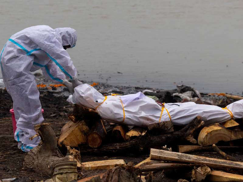 India: Tiran cadáveres de víctimas de covid en el río Ganges