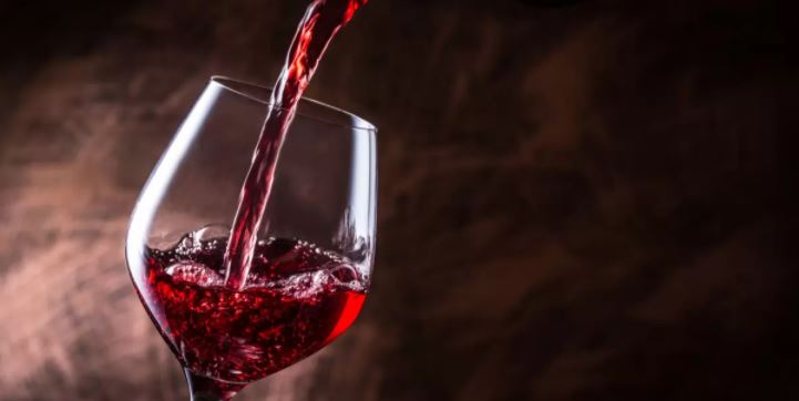 Estudio: Ácido que contiene el vino podría funcionar como terapia anti-COVID