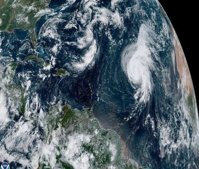 Lorenzo se mantiene como huracán mayor en el Atlántico