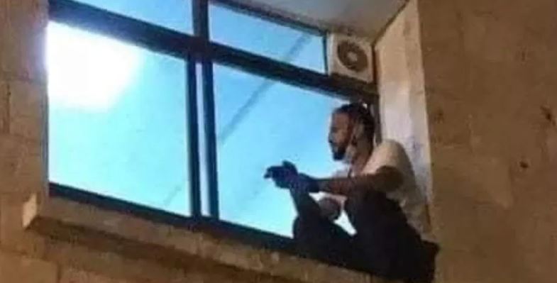 Sube hasta la ventana de un hospital para despedirse de su madre que murió de covid