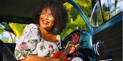 Novia rechazó a cantante afrobrasileña para su boda porque ésta no quiso alisarse el pelo