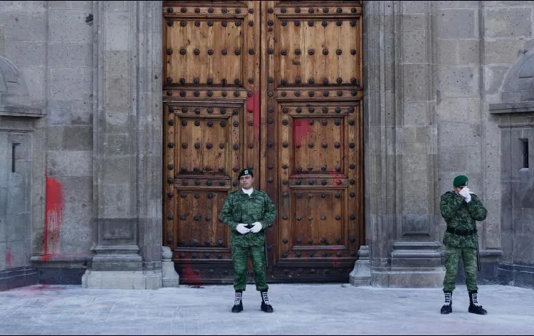 Restauran Palacio Nacional tras pintas en marcha del 8M