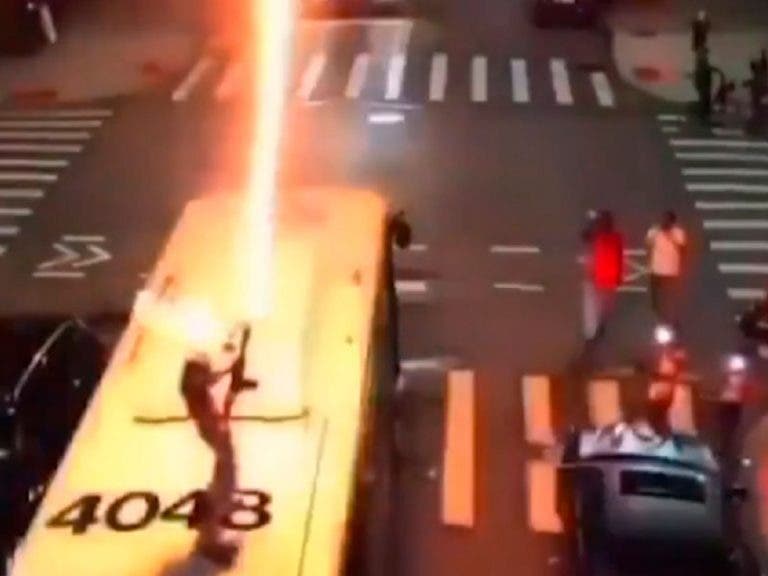 Rapero activa un lanzallamas desde el techo de un autobús en Nueva York