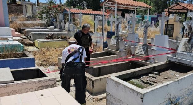 Ladrón cae dentro de tumba cuando intentaba hurtar objetos