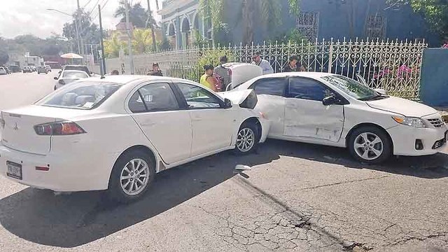 Mérida: Fuerte choque entre 2 autos: Toyota Corolla vs Mitsubishi Lancer