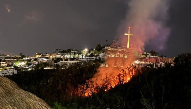 Fuegos artificiales ocasionan gran incendio en Acapulco