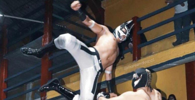 (VÍDEO) Muere luchador en pleno combate en el ring