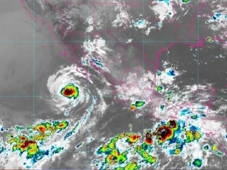 ‘Elida’ se fortalece; ya es huracán categoría 2