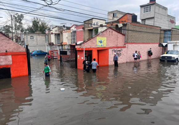 Edomex: Con lanchas rescatan a decenas de personas atrapadas por inundación