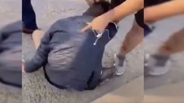 VIDEO: Por asaltar a una 'abuelita', ladrón se lleva una tremenda golpiza