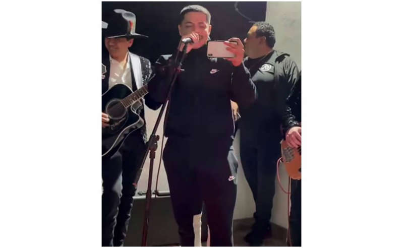 (VÍDEO) Eduin Caz, de Grupo Firme, canta "El Ratón", canción para Ovidio Guzmán