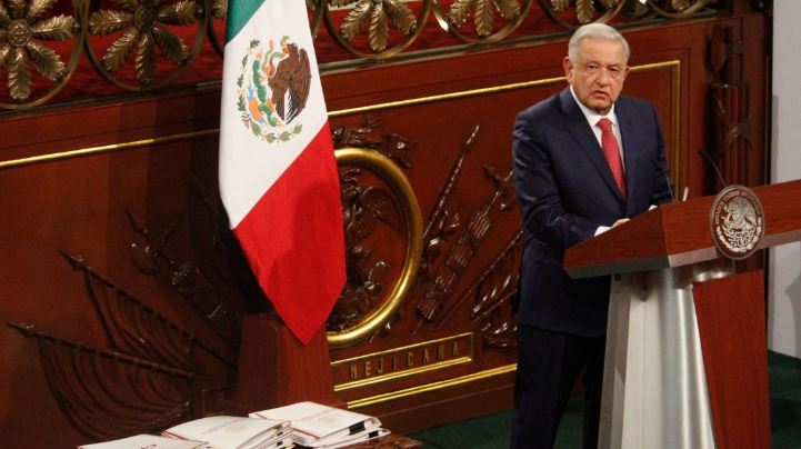 Las 20 iniciativas de AMLO para "salvar al pueblo" o ¿destruirlo más?