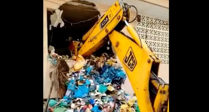 (VÍDEO) Rescatan a hombre de 250 kg atrapado en la basura de su casa