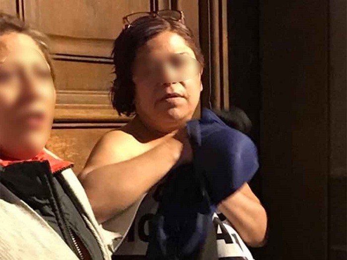 Mujer se quita la ropa frente a Palacio Nacional en protesta por asesinato de su hijo