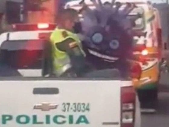 (VÍDEO) Policía colombiana atrapó a Covid-19 y se lo lleva detenido