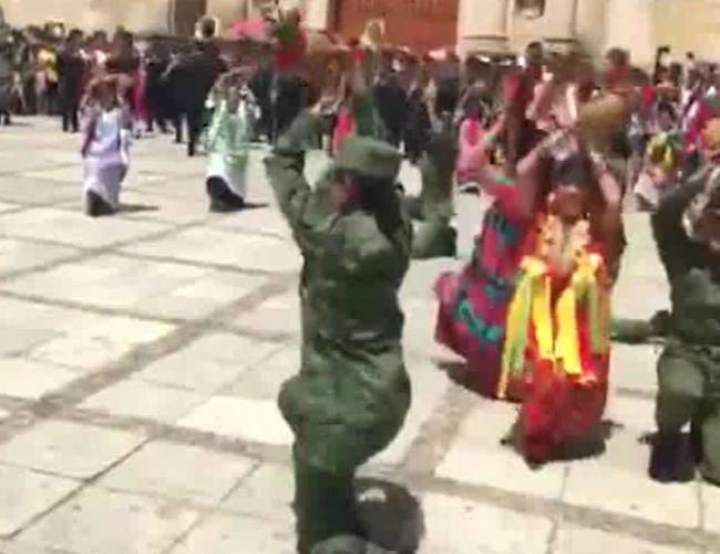 Oaxaca: Militares dejan las armas para hacer el "Baile Flor de Piña"