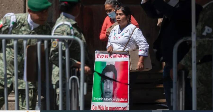Padres de los 43 estudiantes de Ayotzinapa exigen a AMLO que no encubra al Ejército