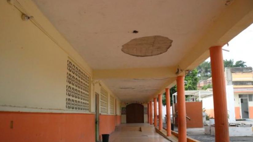Temen que se les caigan los techos en una primaria de Mazatlán