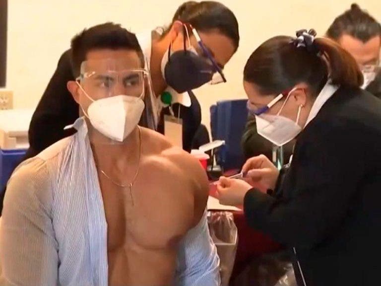 Doctor presume sus pectorales al recibir la vacuna contra Covid-19