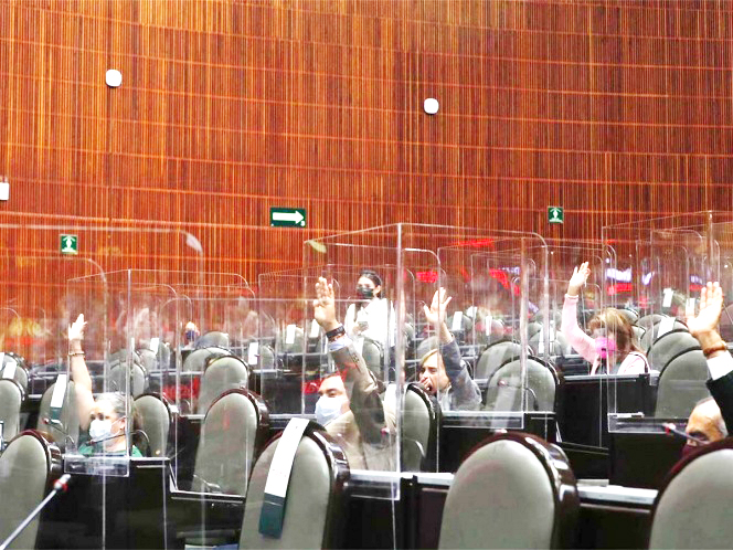 Diputados de Morena aprueban en comisiones reforma energética de AMLO